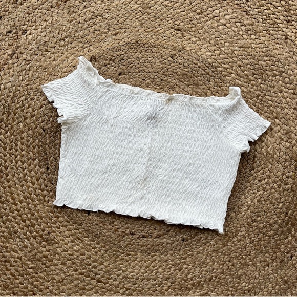 SOLD ❌NWOT H&M white smocked off-shoulder crop top - Picture 4 of 6